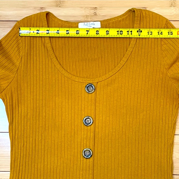 Full Circle Trends scoop neck top with decorative buttons, size XL. - Picture 7 of 7